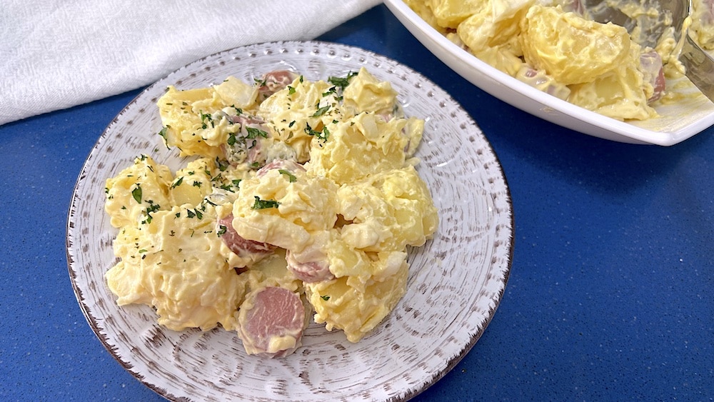 resultado final de la ensalada alemana de patatas y salchichas