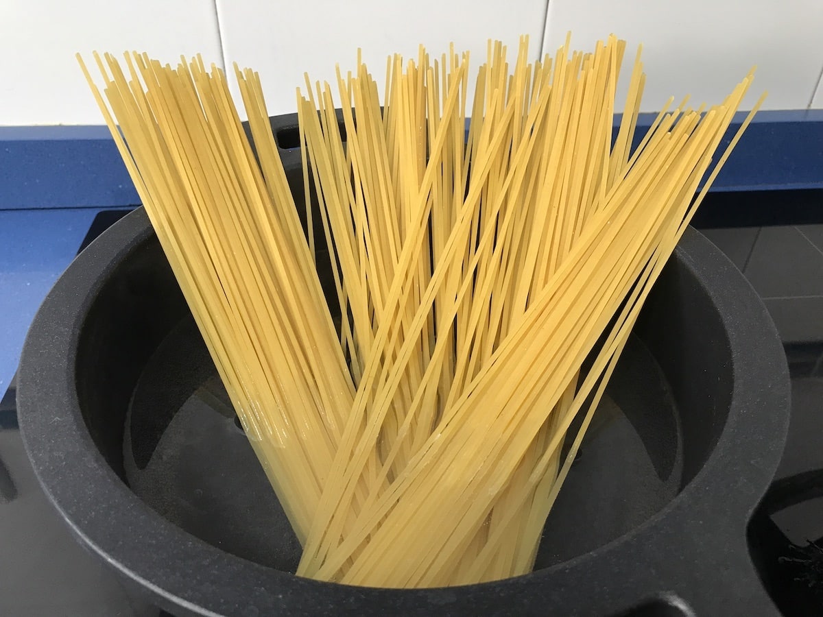 espaguetis cociendo
