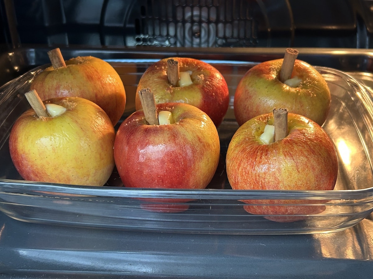 Manzanas asadas dentro del horno