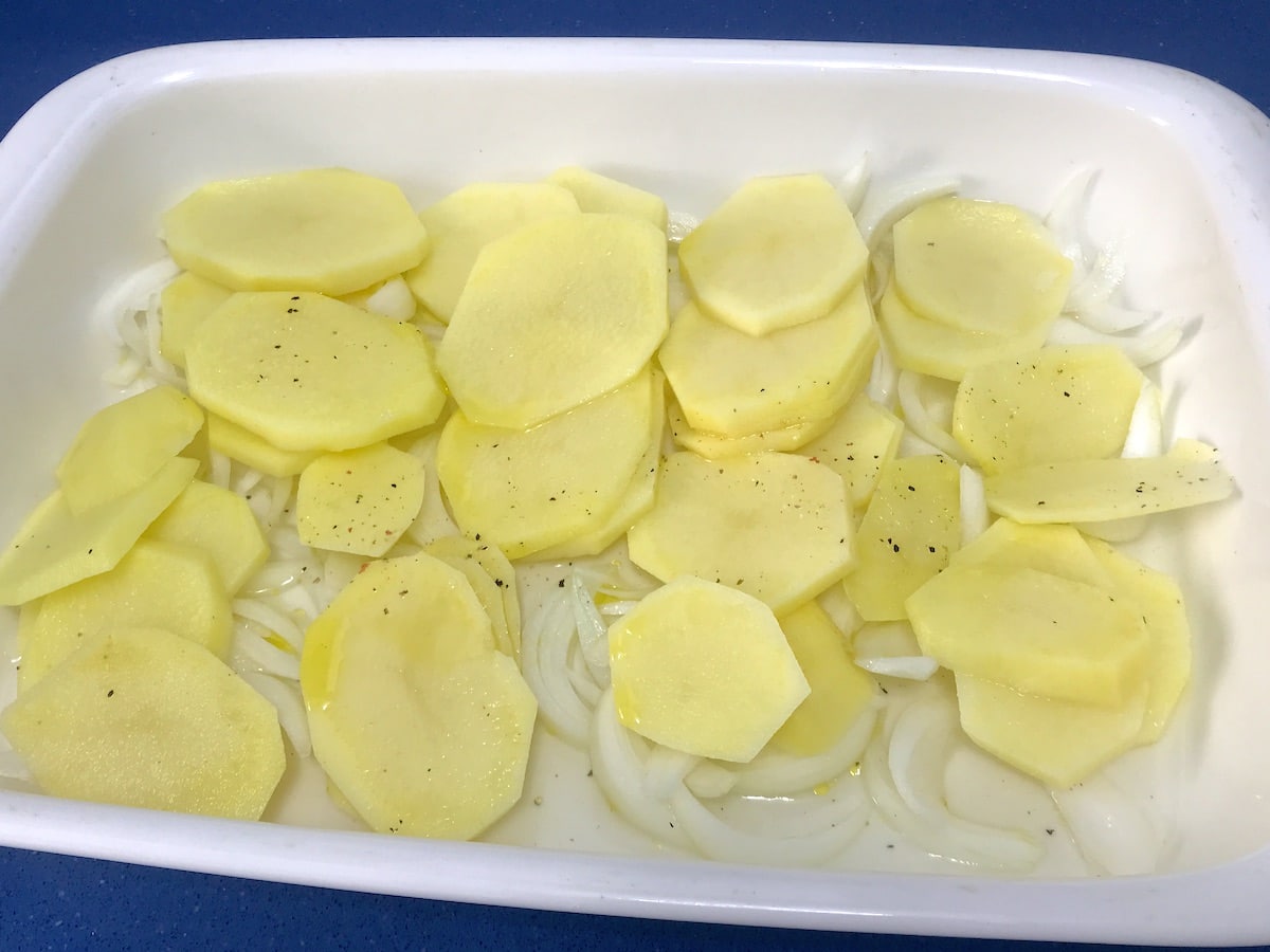 Patatas y cebolla para dorada al horno
